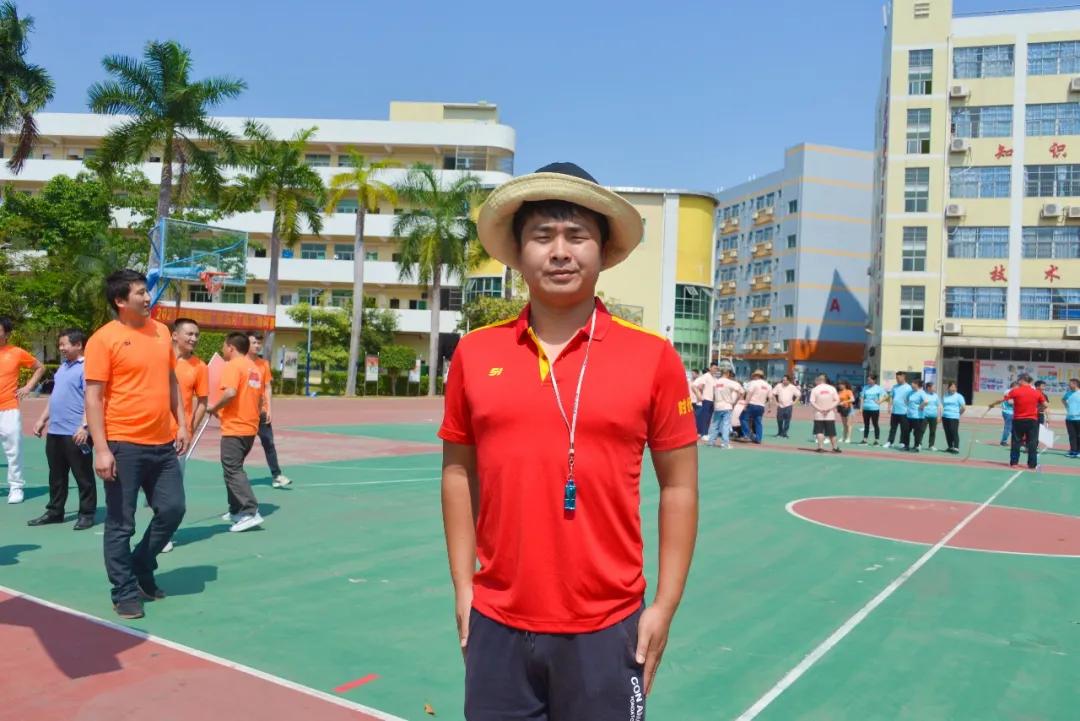 “老师,你拔河的样子真美!”“谁拍的赶紧撤!!!”