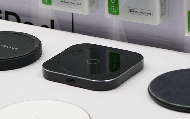 创冠在印度展示结合了中国传统文化之美的无线充电器