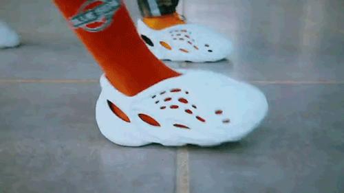 一双被所有人骂丑的鞋,洞洞鞋crocs哪一款最好看