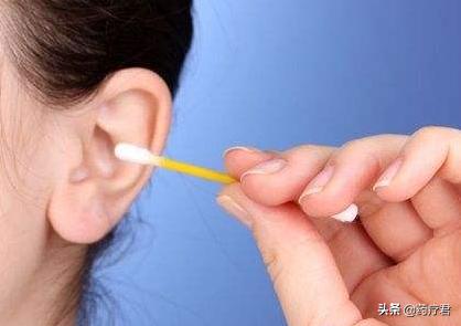 为什么有人耳屎是干的，而有人是油的？油耳朵的人都有狐臭吗？