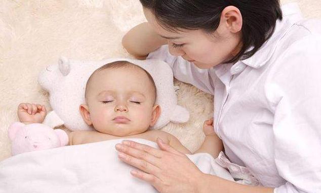 宝宝溢奶时总仰头怎么办,小宝宝溢奶怎么平躺调整头型