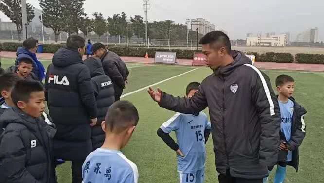 昔日东亚队长因赌沦为老赖，如今他扎根青训期待复制根宝模式