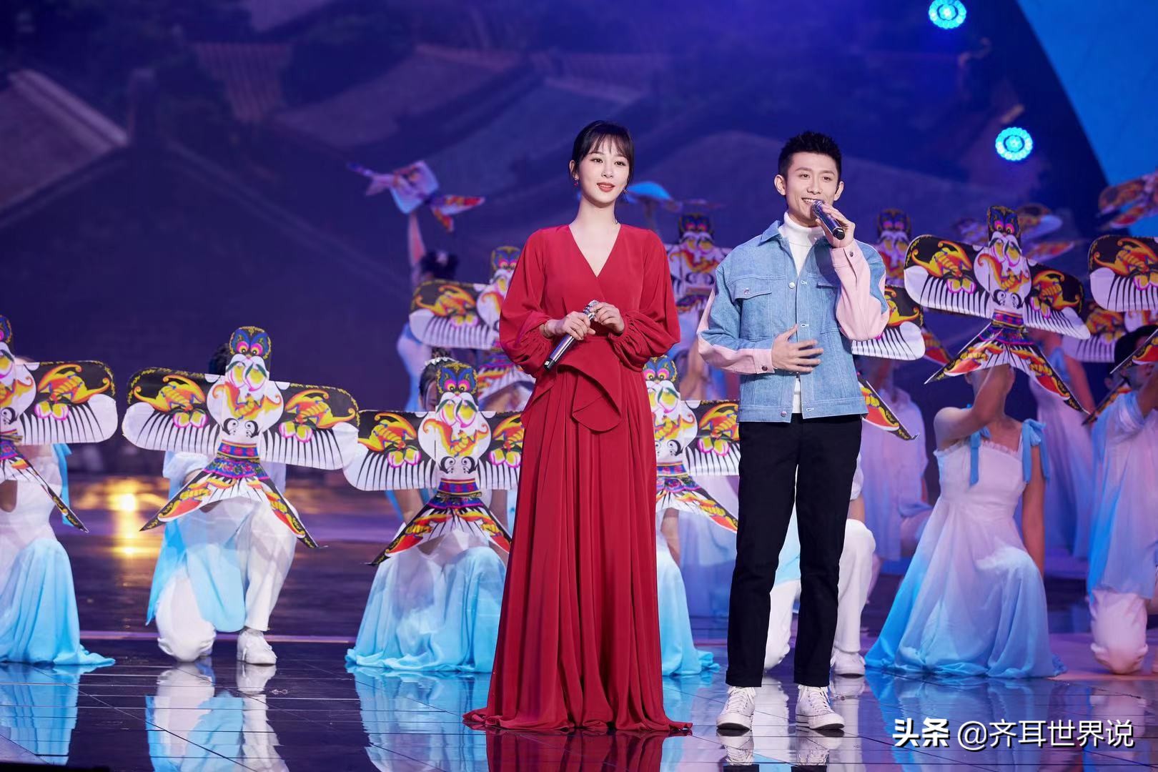 张一山在机场看杨紫的眼神,张一山对杨紫的承诺