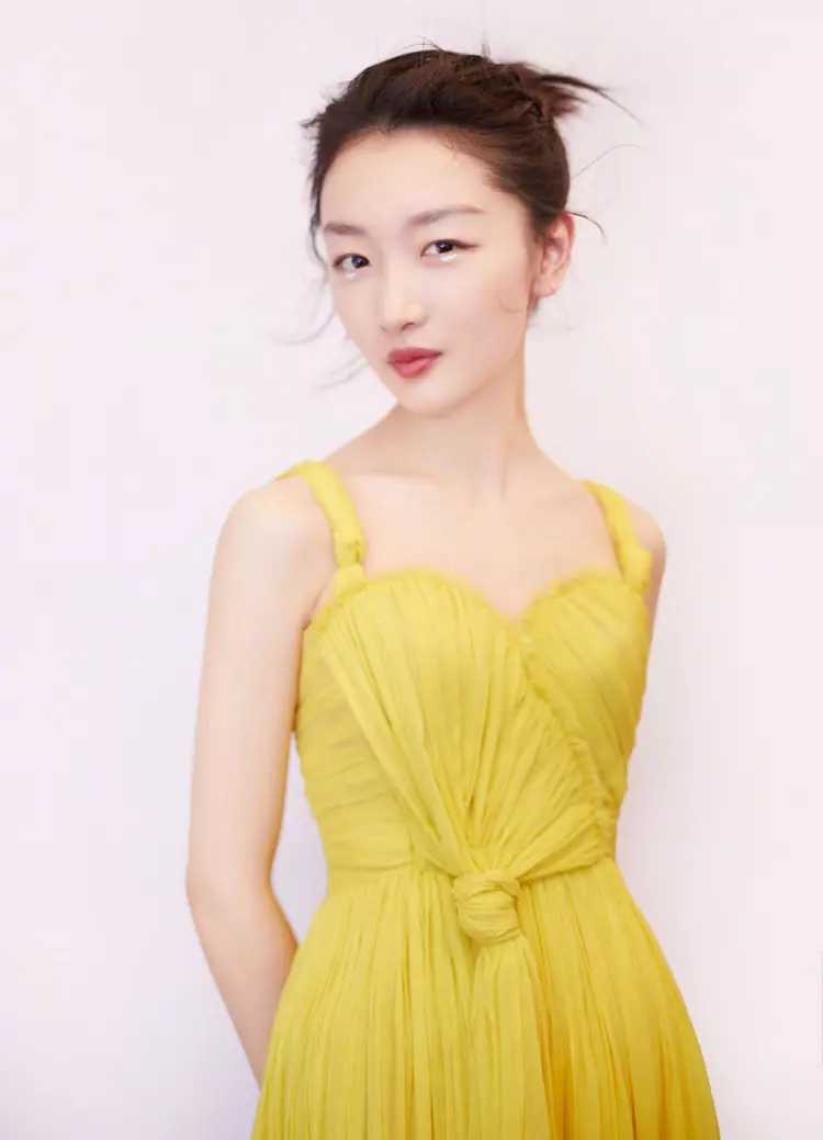 周冬雨穿衣搭配显高又减龄,平胸穿不好看的裙子