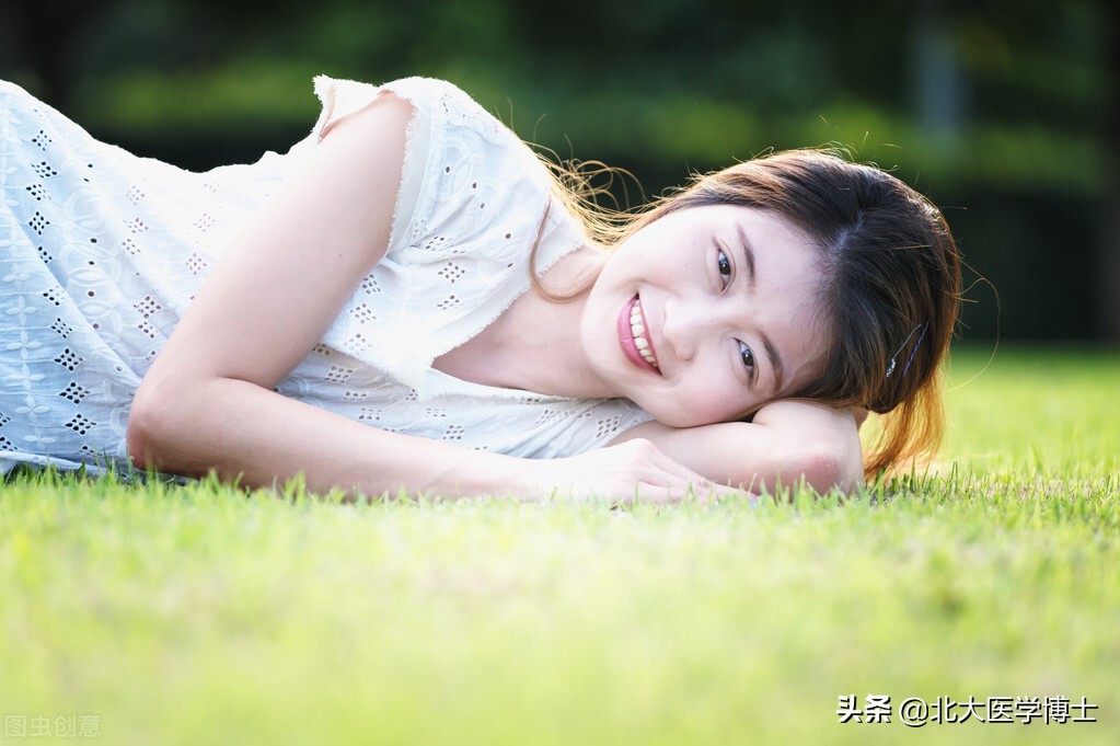 外阴白斑是肝血虚引起的嘛,外阴白斑是湿热下注引起的吗