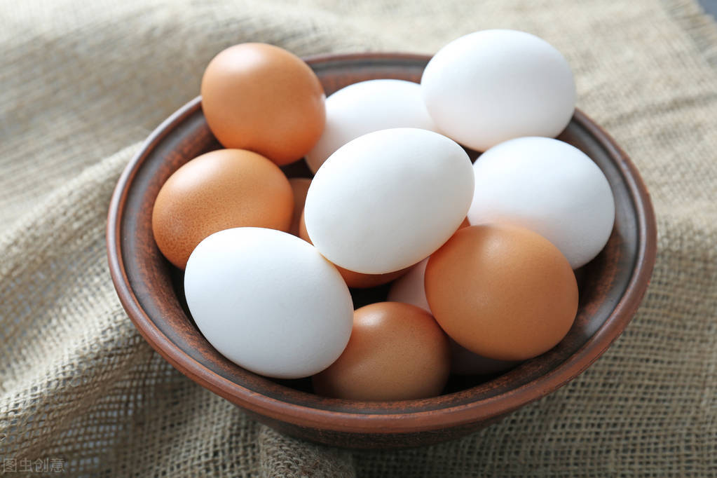 辨别鸡蛋优劣的选购技巧,红壳鸡蛋和白壳鸡有啥区别
