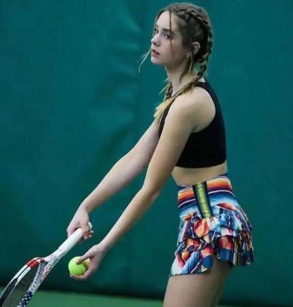 有种发育过猛叫麦基瑞恩,15岁就是水蜜桃身材,被赞网坛第一美女