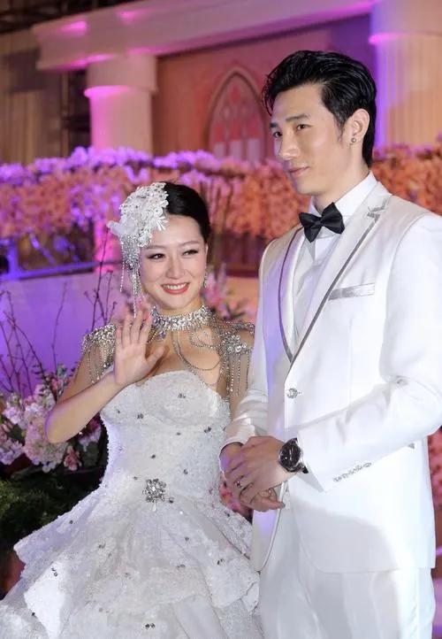 她是英皇在内地一姐,靠成龙力捧出演《神话》,礼服事件备受争议