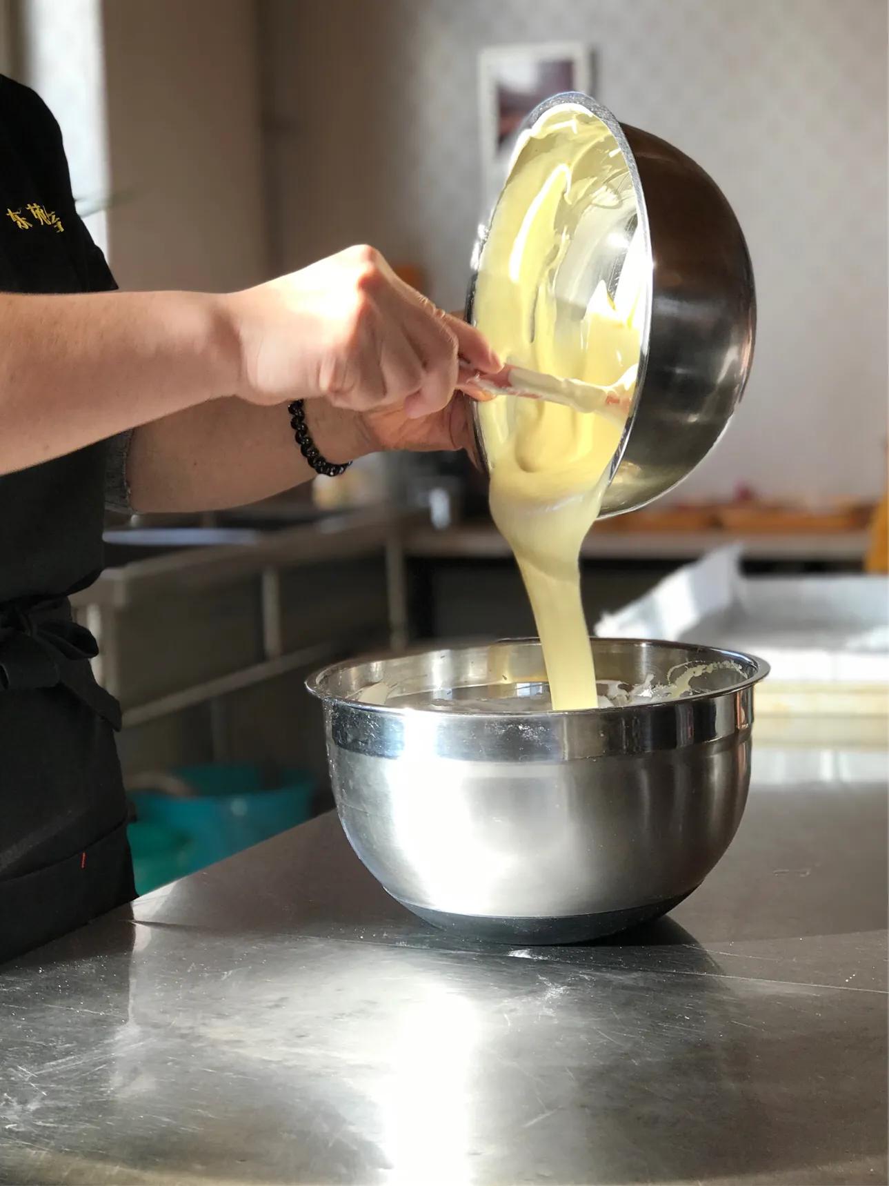 如何自制戚风蛋糕卷,草莓酱戚风蛋糕卷做法烤箱