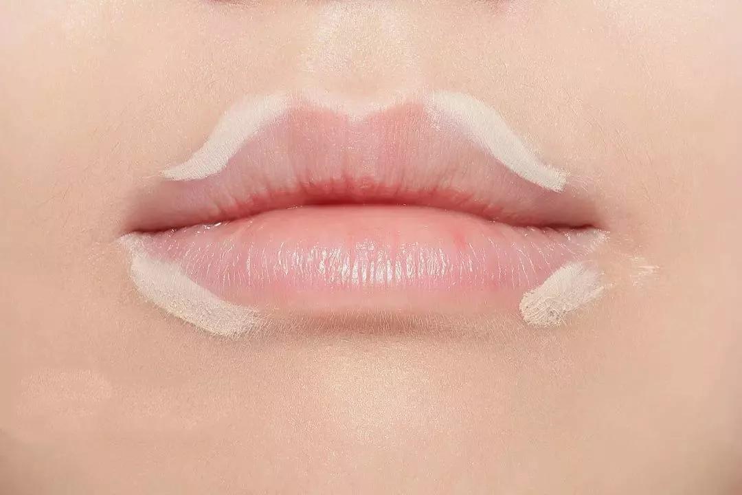 嘴巴有点突出怎么化唇妆,没有唇形怎么画唇妆手把手教