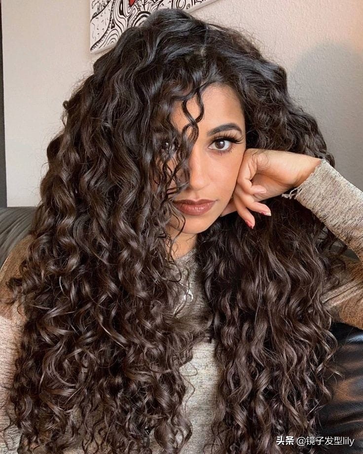 全头烫小卷好看吗40岁,今年流行的发尾烫小卷