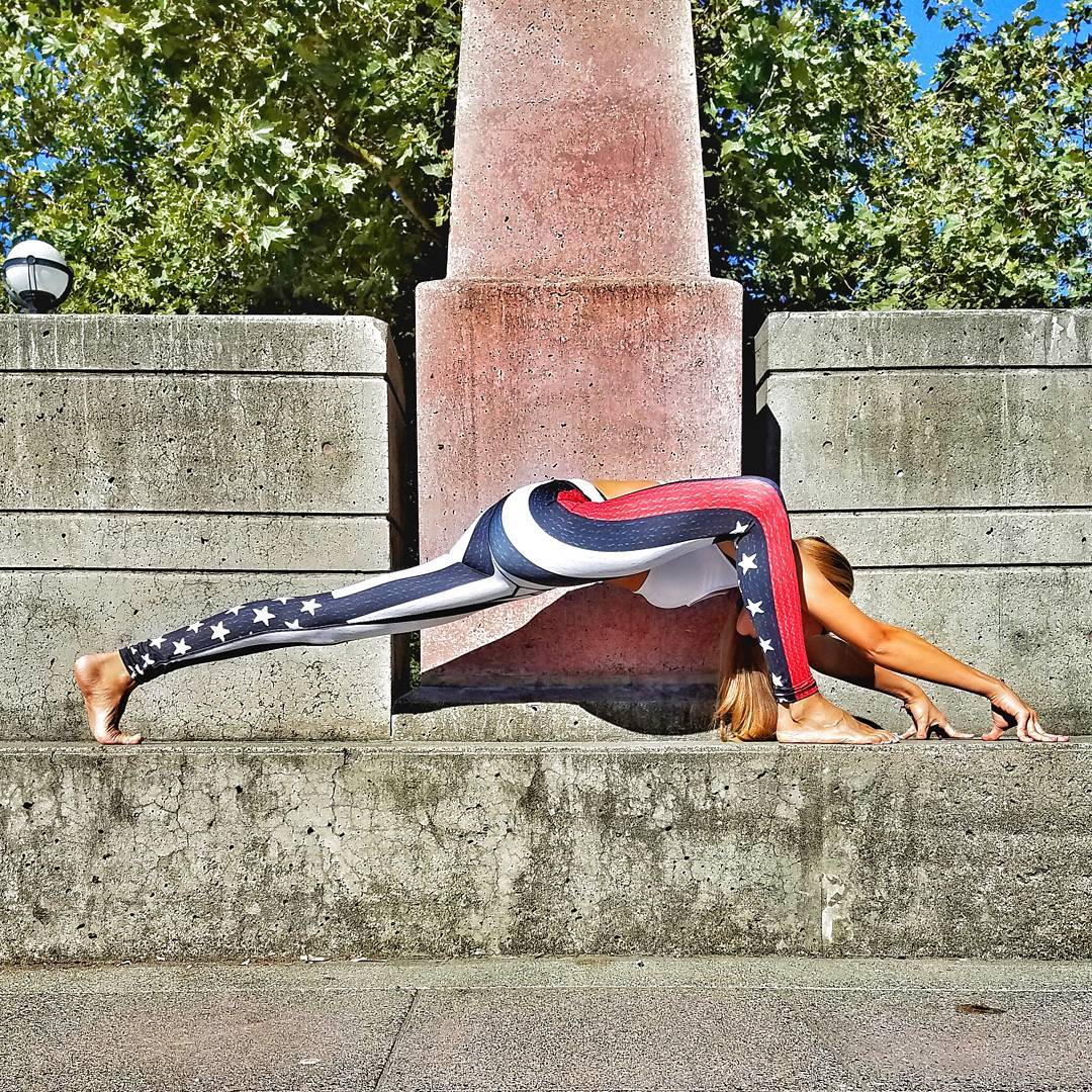 一个动作全脸紧致瑜伽,阳光明媚的简单瑜伽