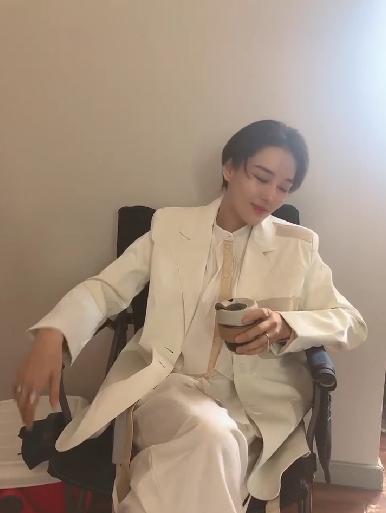 张馨予一头短发霸气登场,张馨予短发配迷彩服英气十足