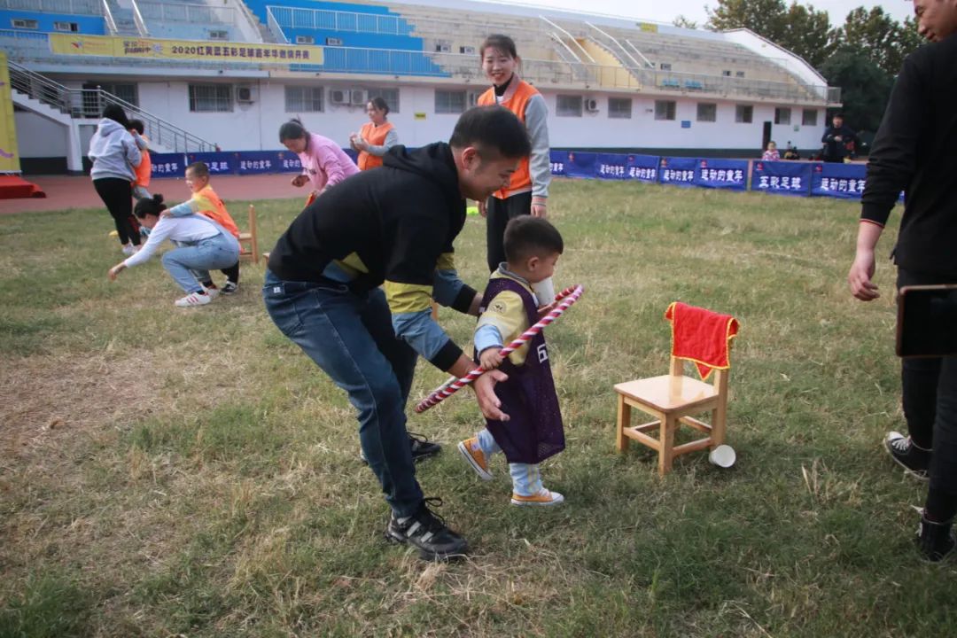 「五彩球运动」“宝贝向前冲”红黄蓝五彩球运动激情开幕