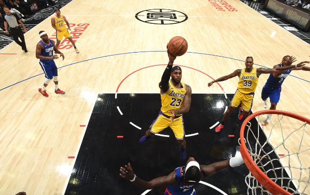 我欠湖人球迷很多，詹姆斯为球队做出牺牲，他还收到了一个好消息