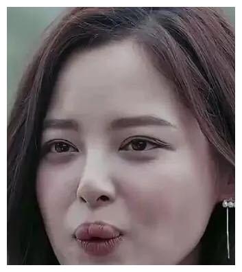 辛芷蕾三颗唇珠风水,辛芷蕾的上嘴唇有唇线是怎么回事