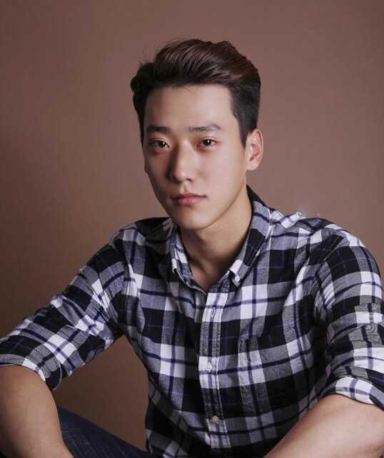 头发两侧炸毛怎么解决,男生头发两侧炸毛一招完美解决