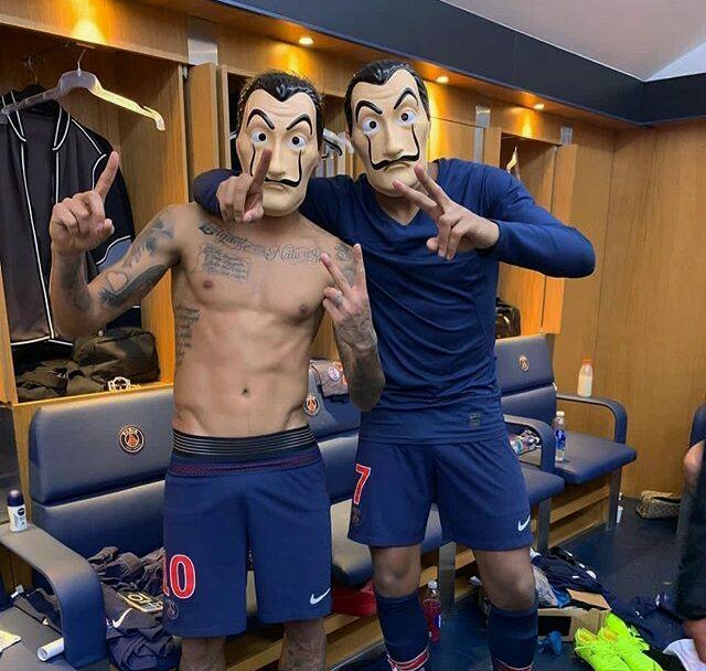 内马尔和姆巴佩戴面具更衣室庆祝，不过面具原型可是了不起的人物