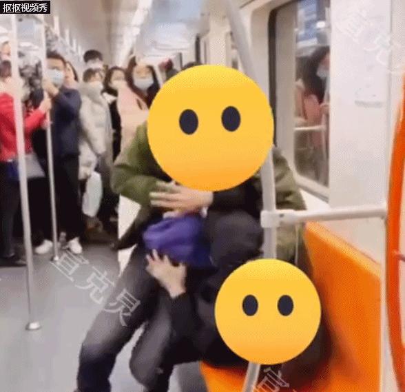 全武行打架现场,地铁上两男子上演全武行