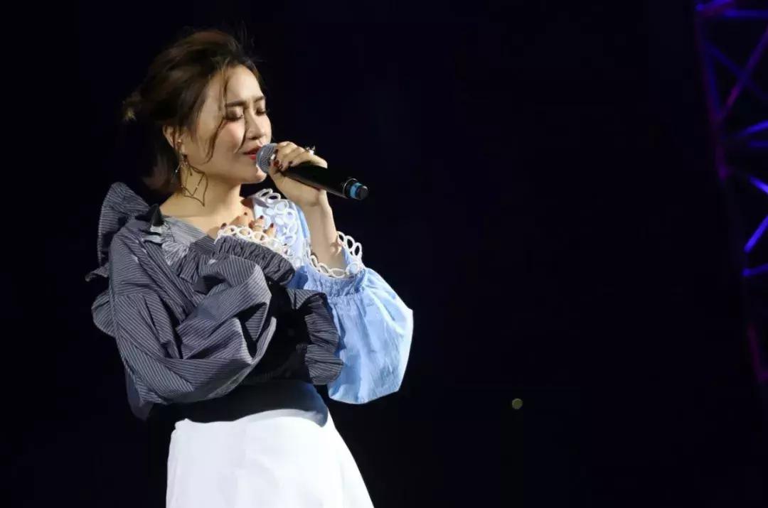 陈瑞庄心妍还有谁,庄心妍沈阳演唱会穿的红色西装