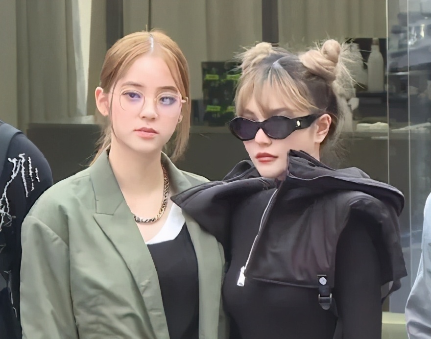 周扬青造型被吐槽脖子短,周扬青深夜晒发照片