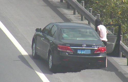 高速堵车小便怎么解决,高速堵车突然内急怎么办