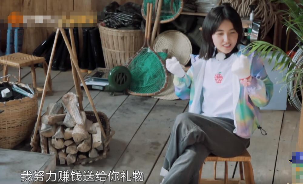 张子枫给彭昱畅捏奖杯,张子枫承包彭昱畅所有帽子