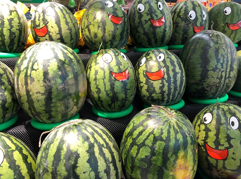 买西瓜时不要敲敲打打,买西瓜时怎么挑到又沙又甜的