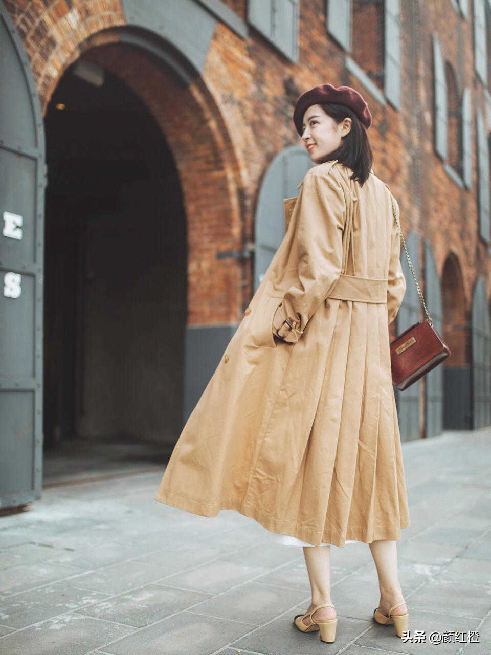 驼色长款冬季风衣的最佳搭配,秋天穿不厌的风衣驼色款更经典