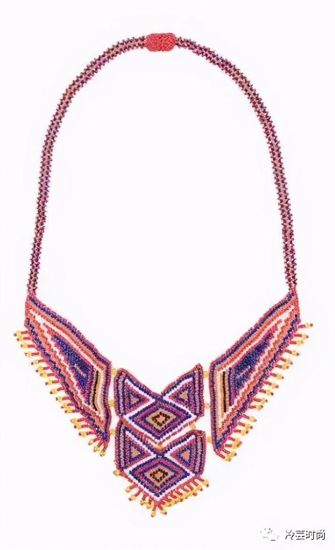 项链的活动扣佩戴方法,项链的佩戴要讲究八大搭配技巧