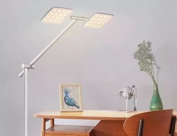 智能护眼有设计感的台灯,用心设计自动调光护眼台灯更智能
