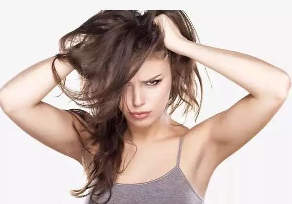 上夜班的人早上洗头还是晚上洗头,春天里是早上洗头还是晚上洗头