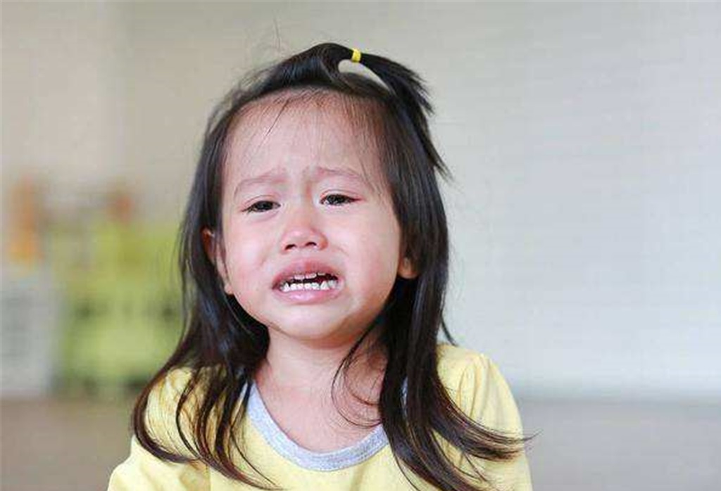 面对孩子的哭闹爸妈的正确做法,面对孩子哭闹家长正确的解决方法