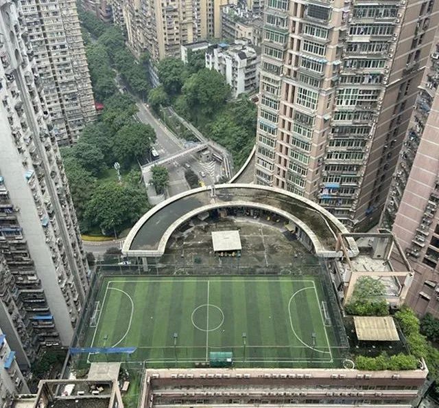 在楼顶上打球,楼顶踢球