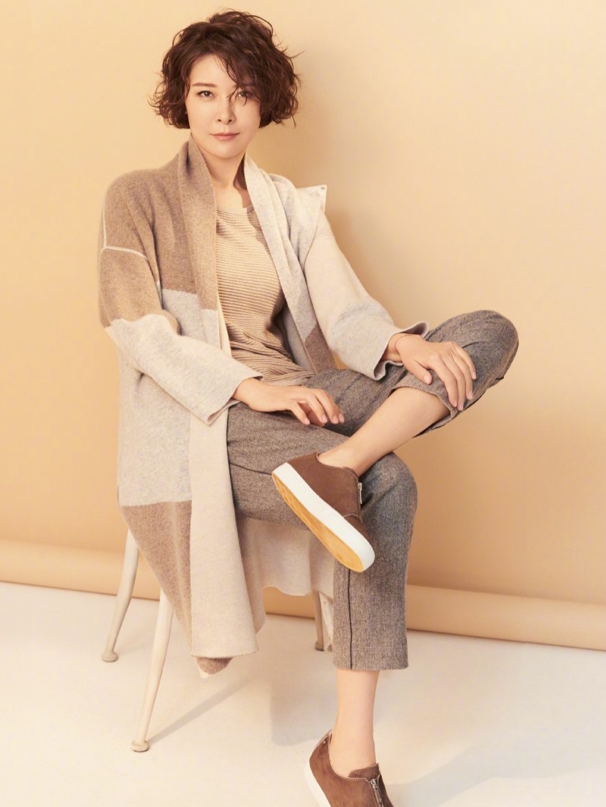 演员柯蓝穿吊带青花瓷裙,柯蓝黑色吊带裙图片