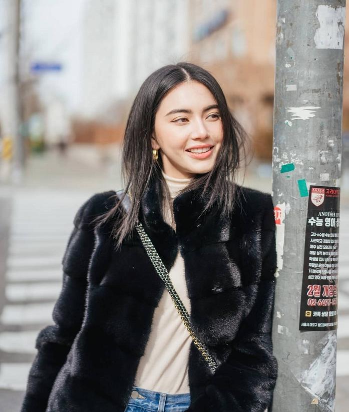 连续入围全球最美面孔的泰国影后，将毛皮大衣配匡威鞋，格外时髦