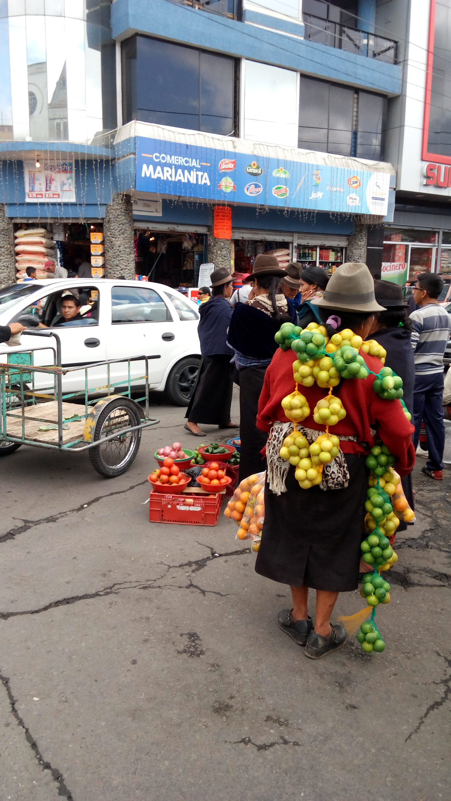 那年我在南美洲厄瓜多尔逛农贸市场，看到蔬果是按只按堆按袋计价