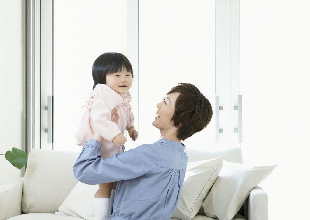 新生儿头发稀疏怎么变浓密,新生儿发量多预示长大发量多吗