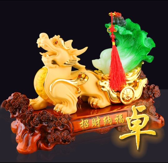 招财辟邪金色貔貅头像,背上有金元宝的貔貅招财纳福