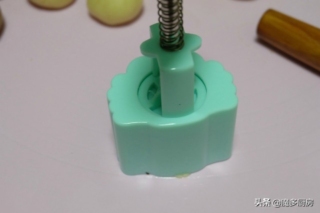 月饼家常做法不用转化糖浆,月饼好看又好吃做法