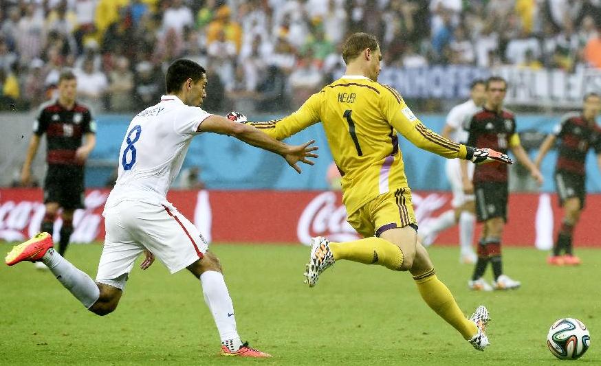 世界足球运动员周薪收入排名,足球运动员工资是谁发的