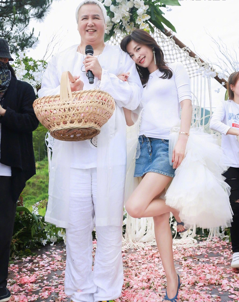 张庭50岁越活越潇洒,张庭50岁活成18岁让人羡慕的模样