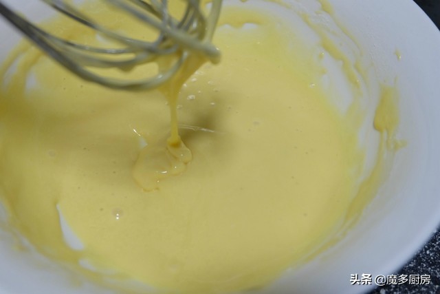 如何用鸡蛋和面粉做最简单的蛋糕,鸡蛋面粉和白砂糖做蛋糕不用牛奶