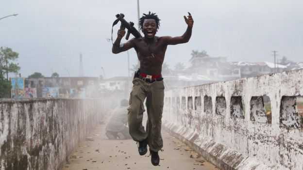 足坛第一真英雄:从非洲第一球星成为利比里亚救世主的乔治-维阿