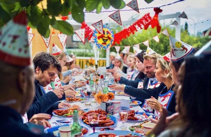 这个小镇小龙虾泛滥成灾，荷兰人不敢出门，我十三香都备好了....
