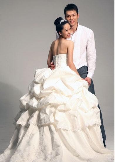 揭秘朱芳雨与现任妻子的恩爱秘密,朱芳雨三次婚姻