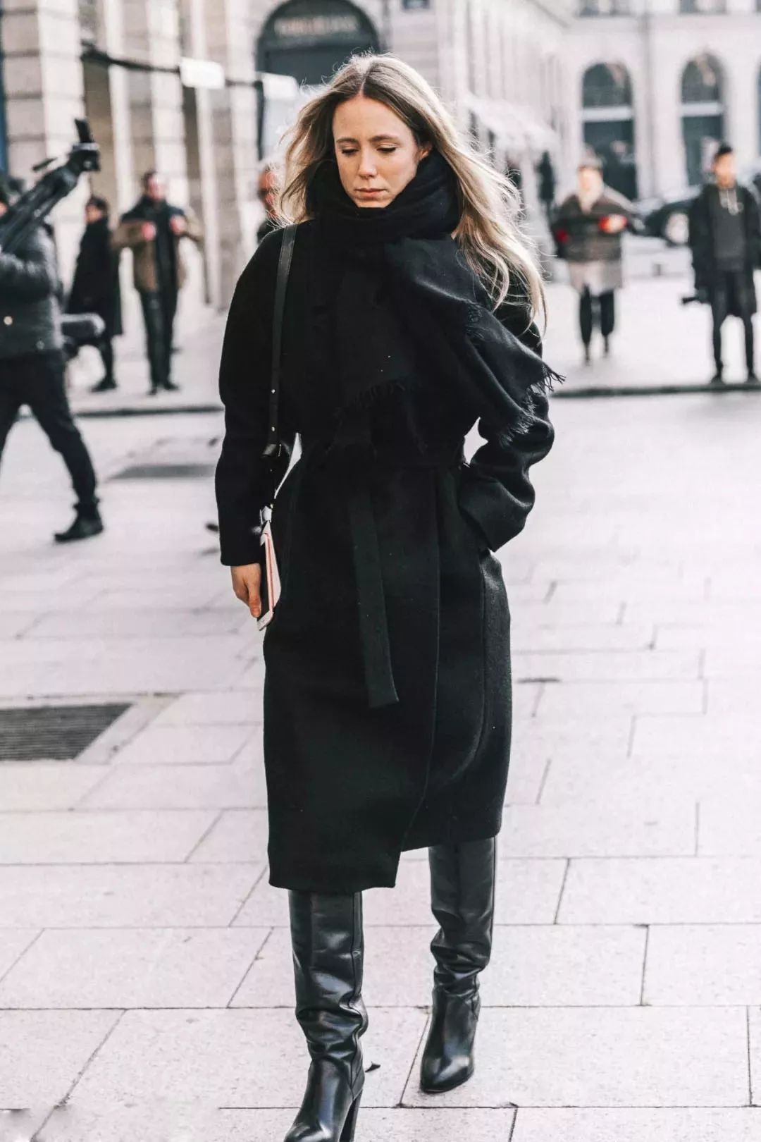 牛仔裤小白鞋这样穿最管用,牛仔裤除了小白鞋还能配什么鞋