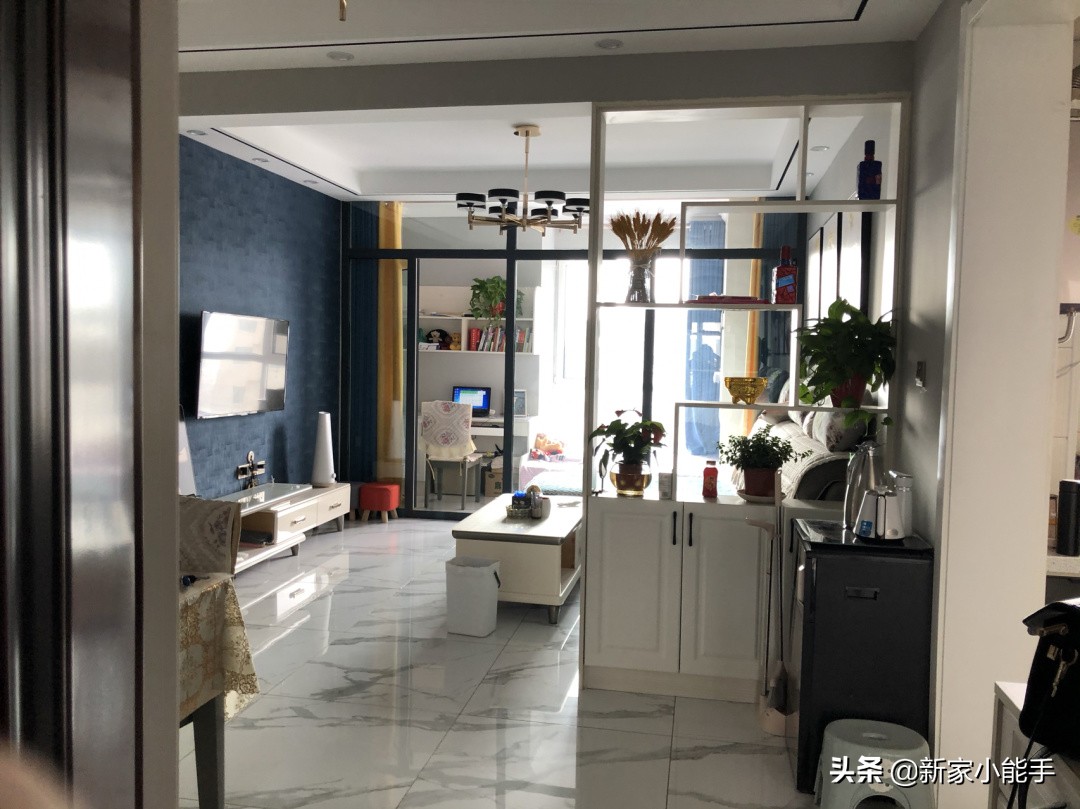 阳台一端打榻榻米,阳台隔一间房子做榻榻米