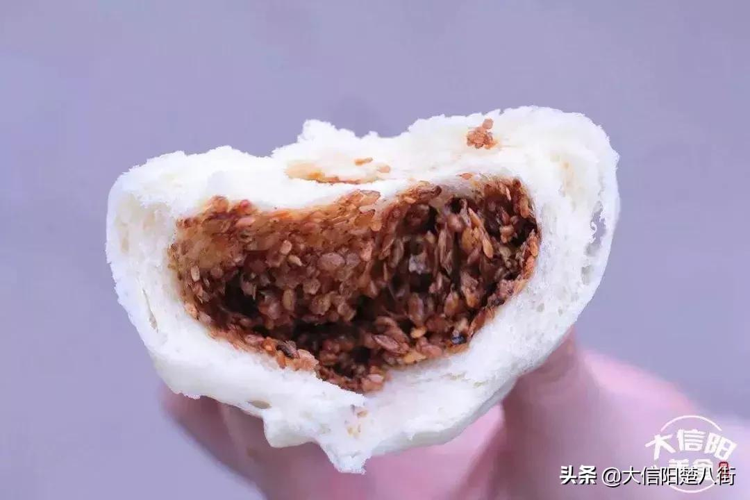 探店：信阳这家十年无名包子铺，据说排队到腿软也要吃？