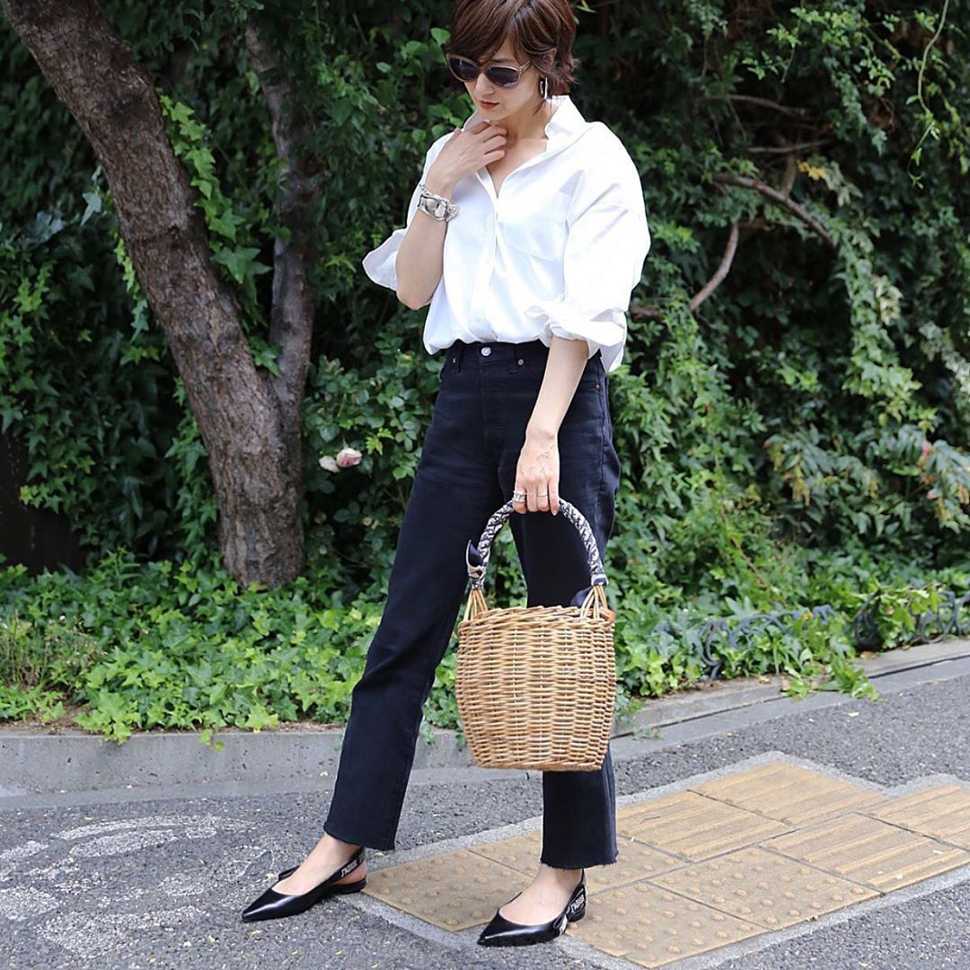 51岁的她无惧年龄，用基本款打造出“无龄感”穿搭，时尚又高级